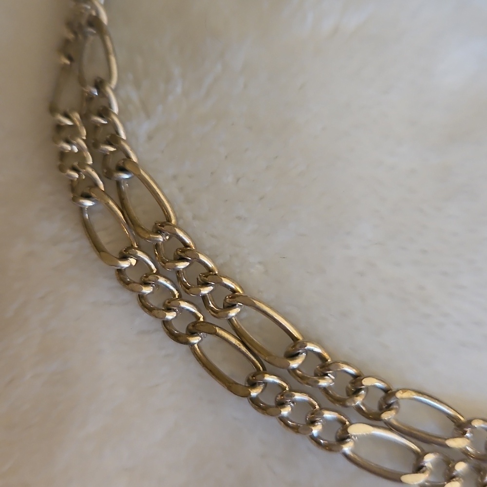 3/$30 Vintage Silvertone Cross Pendant Figaro Chain Necklace - Picture 3 of 4